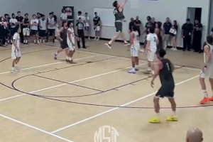 旅美小将张懿赵杰首秀砍下22分
