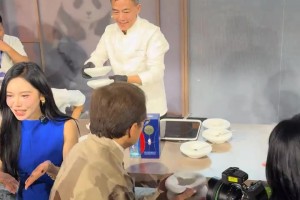 美娜这次也是沾光了~成龙大哥在澳门给大家分食物