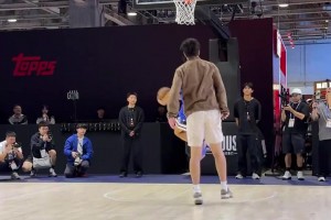 简直不要太秀！冯敏敏面对丁彦雨航防守，突破上篮一气呵成！