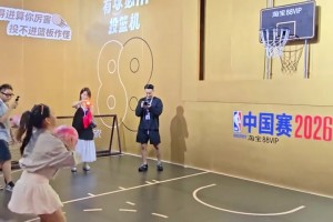 这手感可以啊！张家齐连中背身投篮！